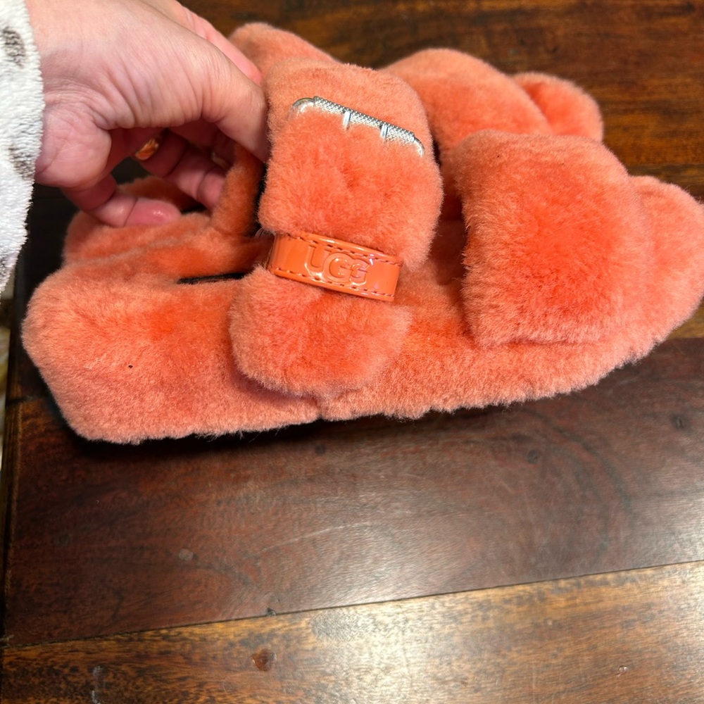 Woman’s UGG Mariposa Coral/Orange Fuzzy Slippers. Sz 6 No box